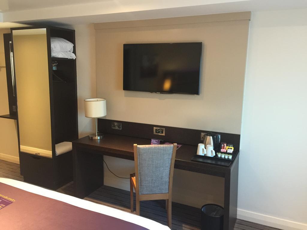 Premier Inn London Wimbledon South エクステリア 写真