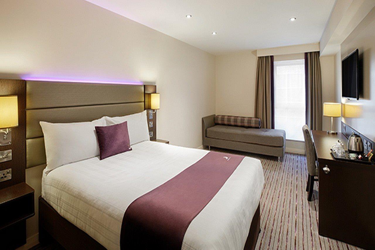 Premier Inn London Wimbledon South エクステリア 写真